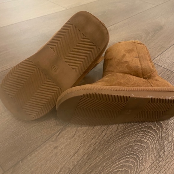 Joe Fresh 10C toddler uggs - Picture 2 of 2